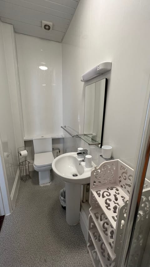 Honeymoon Room | Bathroom | Towels, toilet paper