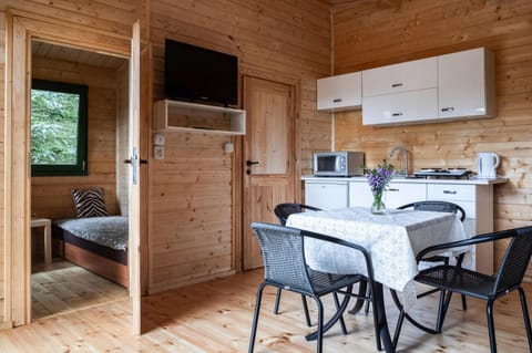 Bungalow | Private kitchen | Electric kettle, toaster