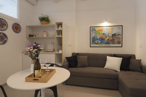 Comfort Townhome | Living area | TV