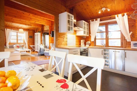 Bungalow | Private kitchen | Highchair