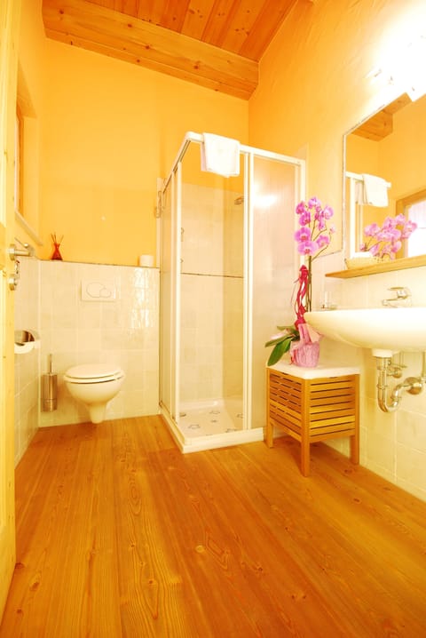 Double or Twin Room | Bathroom | Shower, hair dryer, heated floors, towels