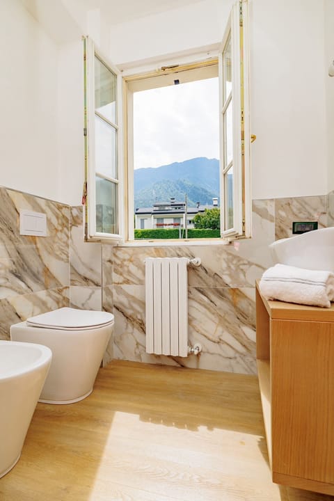 Shower, rainfall showerhead, free toiletries, hair dryer