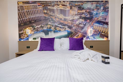 Basic Double Room, Non Smoking | In-room safe, individually decorated, desk, soundproofing