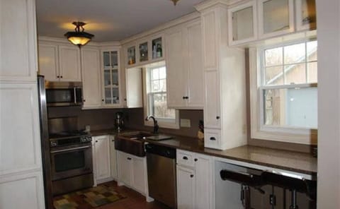 KP1404 - Main Floor - Kitchen w/Farmhouse Sink and Breakfast Nook