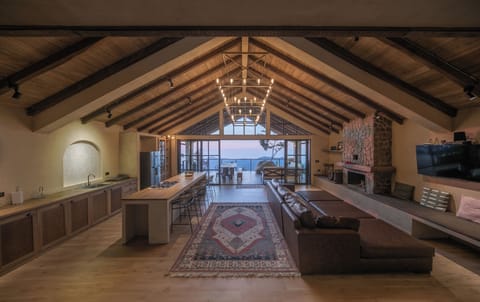 Sala de estar con chimenea y tv