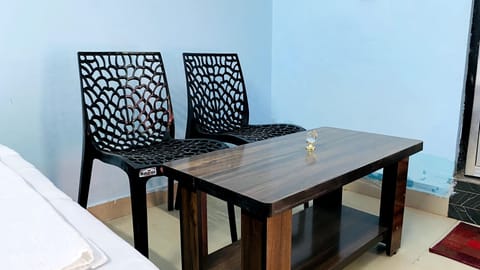 Deluxe Room | Desk, free WiFi