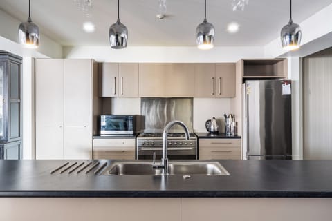 Deluxe Apartment, City View | Private kitchen | Electric kettle, toaster, dining tables