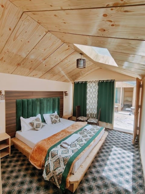 1 bedroom, bed sheets