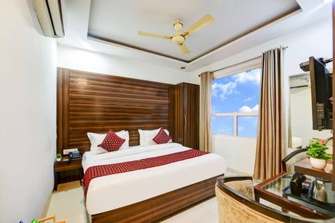 Superior Room, City View | In-room dining