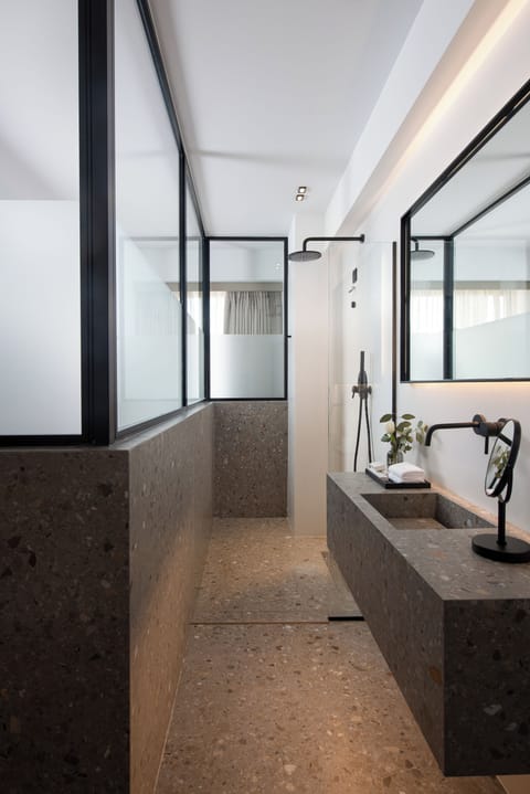 Junior Suite | Bathroom | Free toiletries, hair dryer, towels, soap