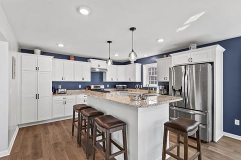 Nautical Navy and Crisp White create a soothing Coastal environment.