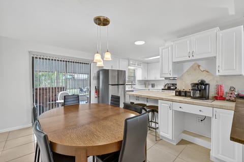 Dinings Area w/ Seating for 9
