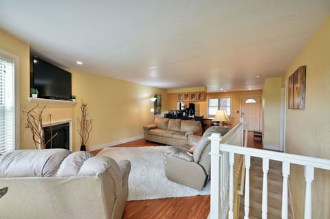 Condo, Multiple Beds, Hot Tub, Golf View (Unit 109 2 BDRM/ 2 BA) | Living area | 42-inch TV with cable channels