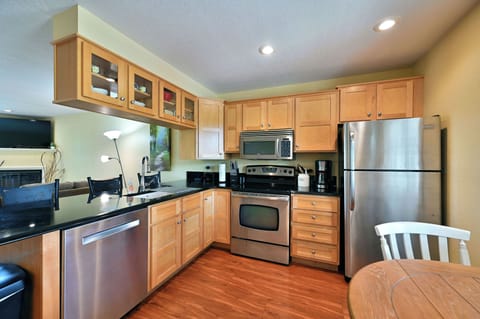 Condo, Multiple Beds, Hot Tub, Golf View (Unit 109 2 BDRM/ 2 BA) | Private kitchen | Fridge, microwave, oven, stovetop