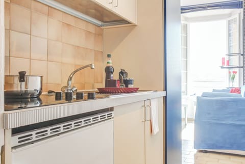 Chambre 2 personnes | Private kitchenette | Fridge, microwave, stovetop, toaster