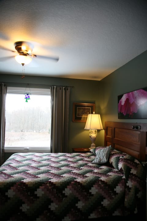 Classic Room, 1 Queen Bed, Non Smoking, Garden View | Free WiFi