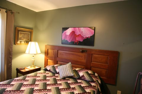 Classic Room, 1 Queen Bed, Non Smoking, Garden View | Free WiFi