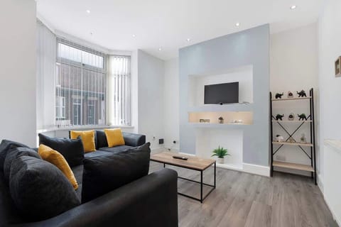 Spacious open-plan living room and a dining area, benefits from a Smart TV with Netflix and other streaming platform, a 6-seater dining table and a plenty to sit down and relax. 