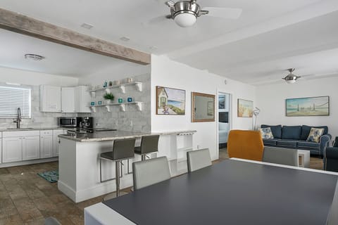 Deluxe Apartment, Partial Ocean View | Living area