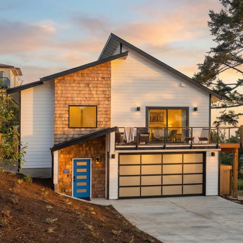 Exterior Retreat: Unwind on the deck with stunning sunset views in this charming Lincoln City home!
