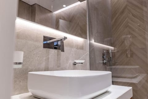 Deluxe Double Room with Balcony and Sea View | Bathroom | Shower, hair dryer, slippers, towels