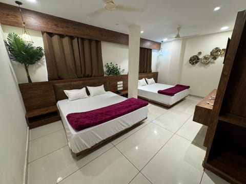 Suite | Desk, WiFi (free)