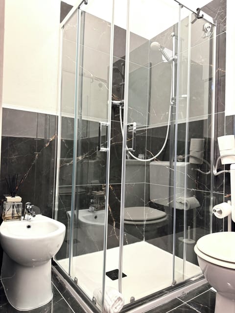 Standard Quadruple Room | Bathroom | Shower, rainfall showerhead, free toiletries, hair dryer