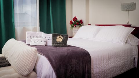 Deluxe Room, 1 Large Twin Bed, City View | Soundproofing, WiFi (free), bed sheets