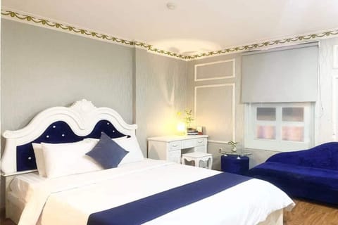 Deluxe Room, 1 Queen Bed | Desk, soundproofing, free WiFi