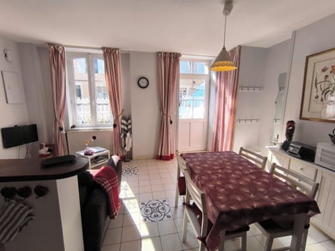 City House, City View | Living area | Flat-screen TV, DVD player