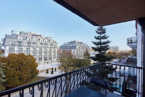 Junior Suite | 1 bedroom, iron/ironing board, free WiFi