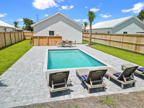 Private pool with grill, patio set and sun loungers