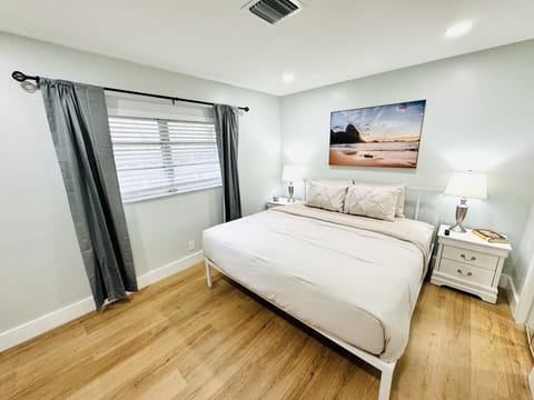 Comfortable King size bedroom with an ensuite bathroom. Dresser and closet to keep al belongings tidy, a Smart TV with Wi-Fi to keep you entertained at night,