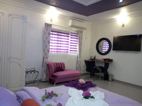 Luxury Room, City View | Desk, free WiFi