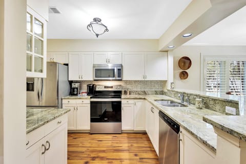 Fully equipped kitchen and BBQ grill for your culinary exploits