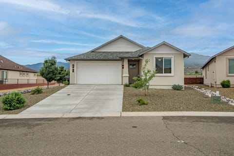 Brand new built property in Cottonwood!