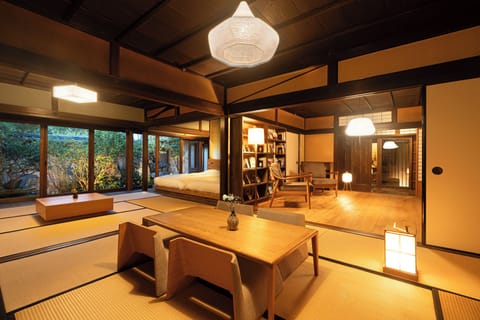 Executive Suite, Non Smoking | Desk, WiFi (free), individually decorated, bed sheets