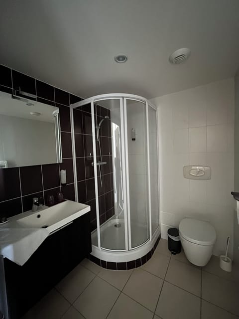 Shower, free toiletries, hair dryer, towels