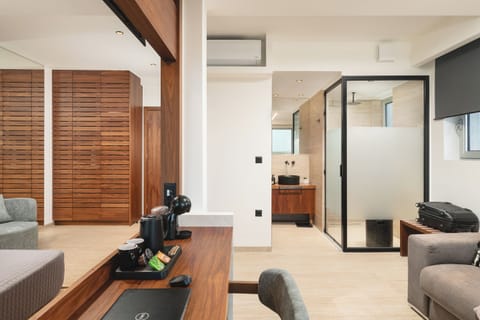 Superior Seafront Suite with Outdoor Hot tub | In-room safe, desk, laptop workspace, soundproofing