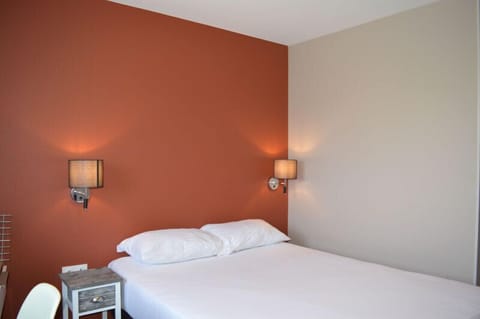 Desk, laptop workspace, free WiFi, bed sheets