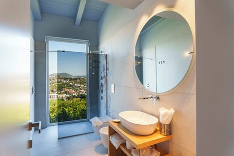 Deluxe Suite, Sea View | Bathroom | Shower, free toiletries, hair dryer, slippers