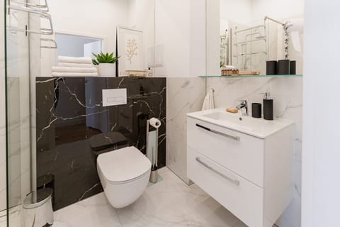 Superior Suite | Bathroom | Shower, hair dryer, towels, toilet paper