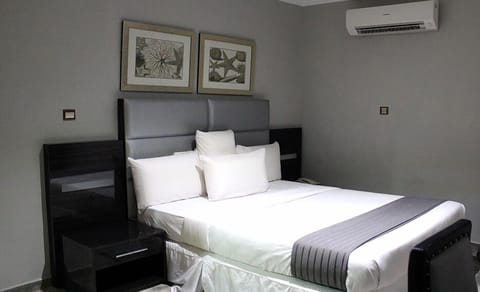Basic Room | Desk, laptop workspace, free WiFi