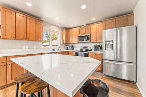 Open kitchen with bar