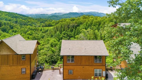 Breathtaking mountain views surround this charming, spacious cabin in nature!