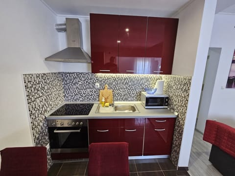 Comfort Apartment, 2 Bedrooms, Non Smoking, Kitchen | Private kitchen | Coffee/tea maker, electric kettle, dining tables