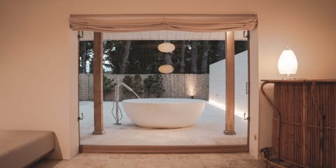 Luxury Villa | Bathroom | Shower, rainfall showerhead, free toiletries, hair dryer