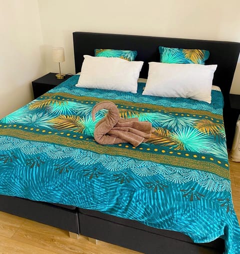 Studio Suite, Kitchen, Garden View | Iron/ironing board, free WiFi