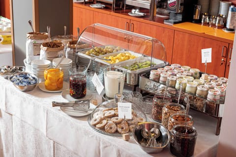 Daily buffet breakfast for a fee