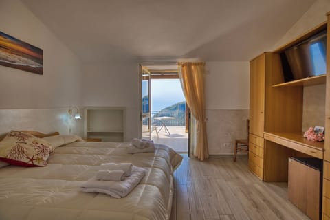 Deluxe Double Room, Sea View | Desk, free WiFi